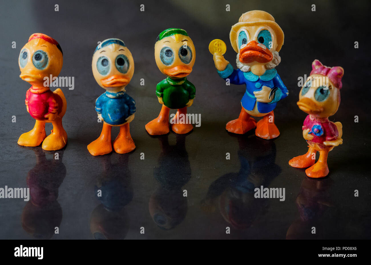 KIEV, UCRAINA - Novembber 29, 2017: Cartoon hero giocattoli Scrooge McDuck con la famiglia Foto Stock