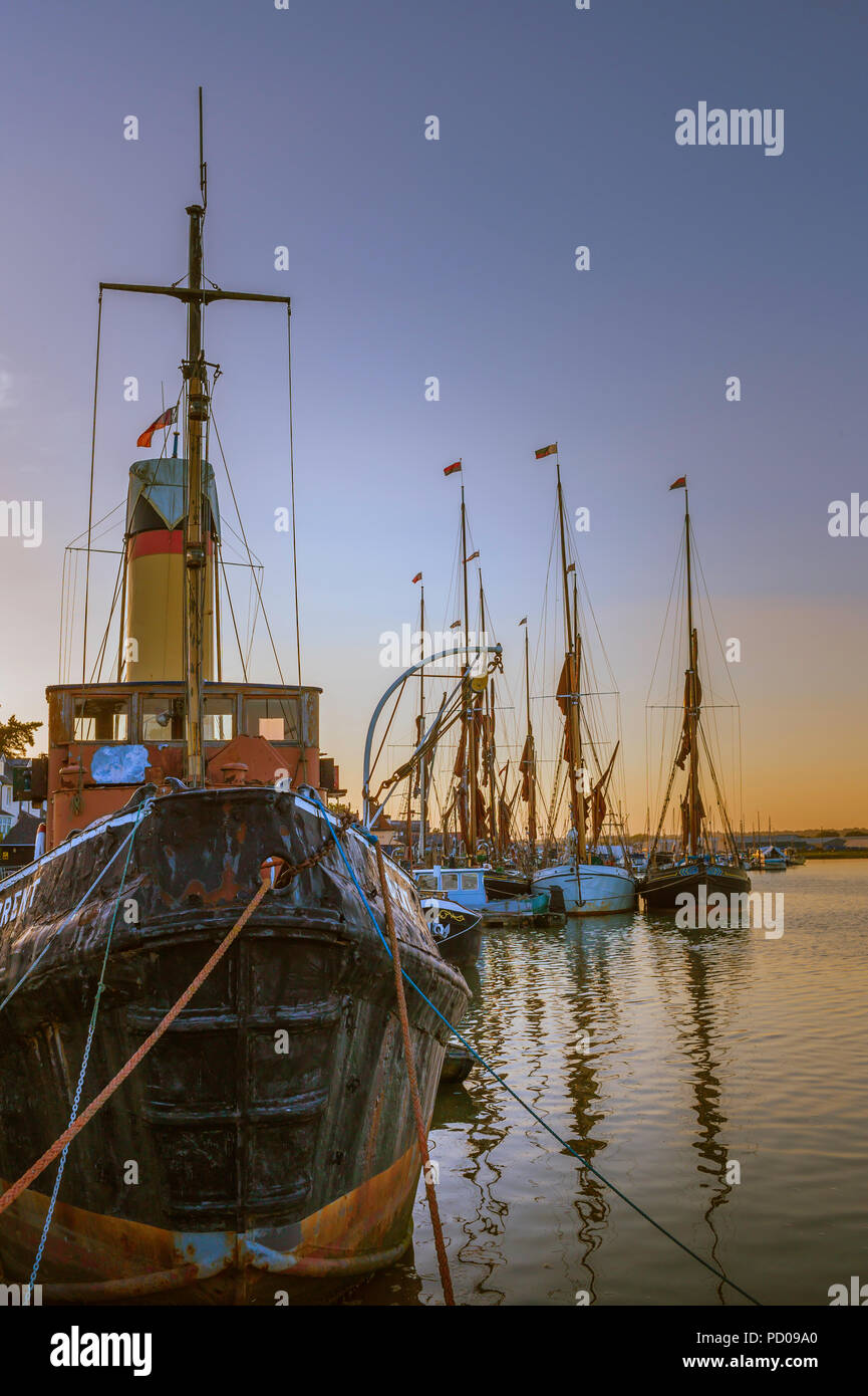 Rimorchiatore a vapore "Brent' con Thames chiatte a vela nel porto di Maldon Essex. Foto Stock