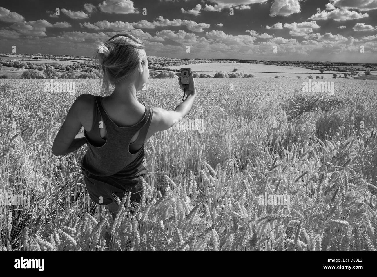 Giovane donna di scattare una foto di se stessa. Foto Stock