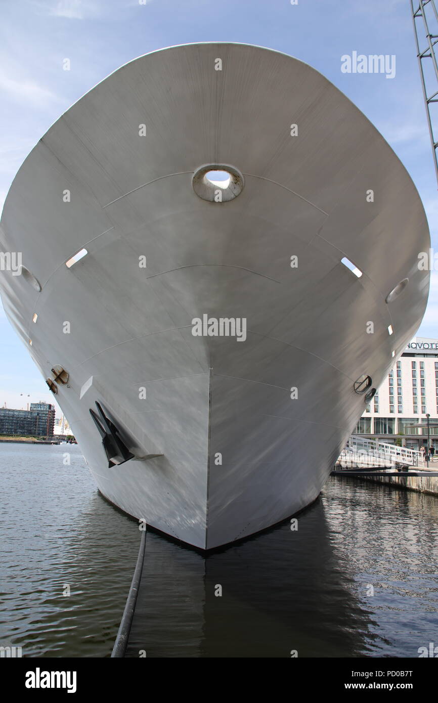 Testa su close up di prua di una grande nave ormeggiata in London Docklands. Foto Stock