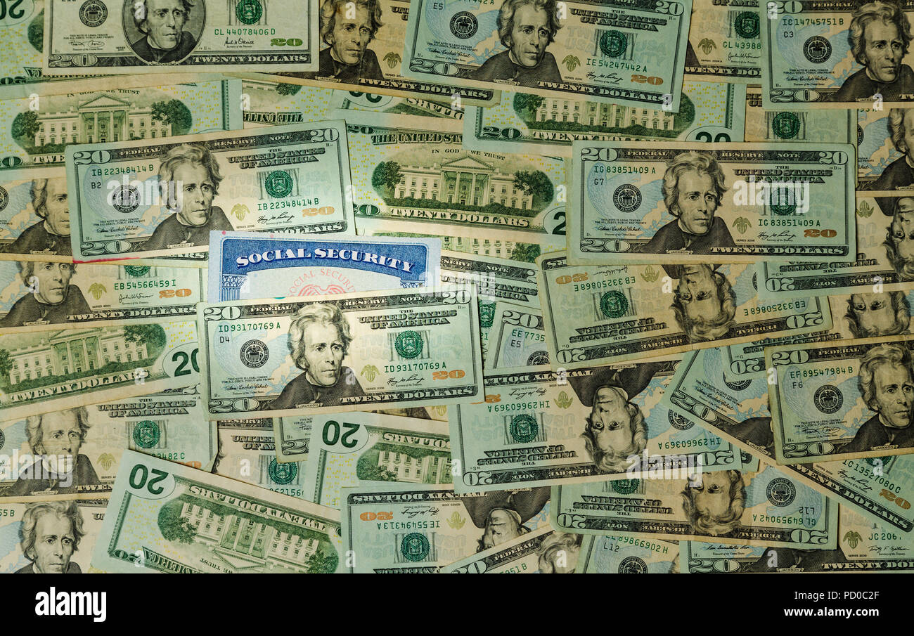 Tessera di previdenza sociale tra le migliaia di US Dollar Bills Foto Stock