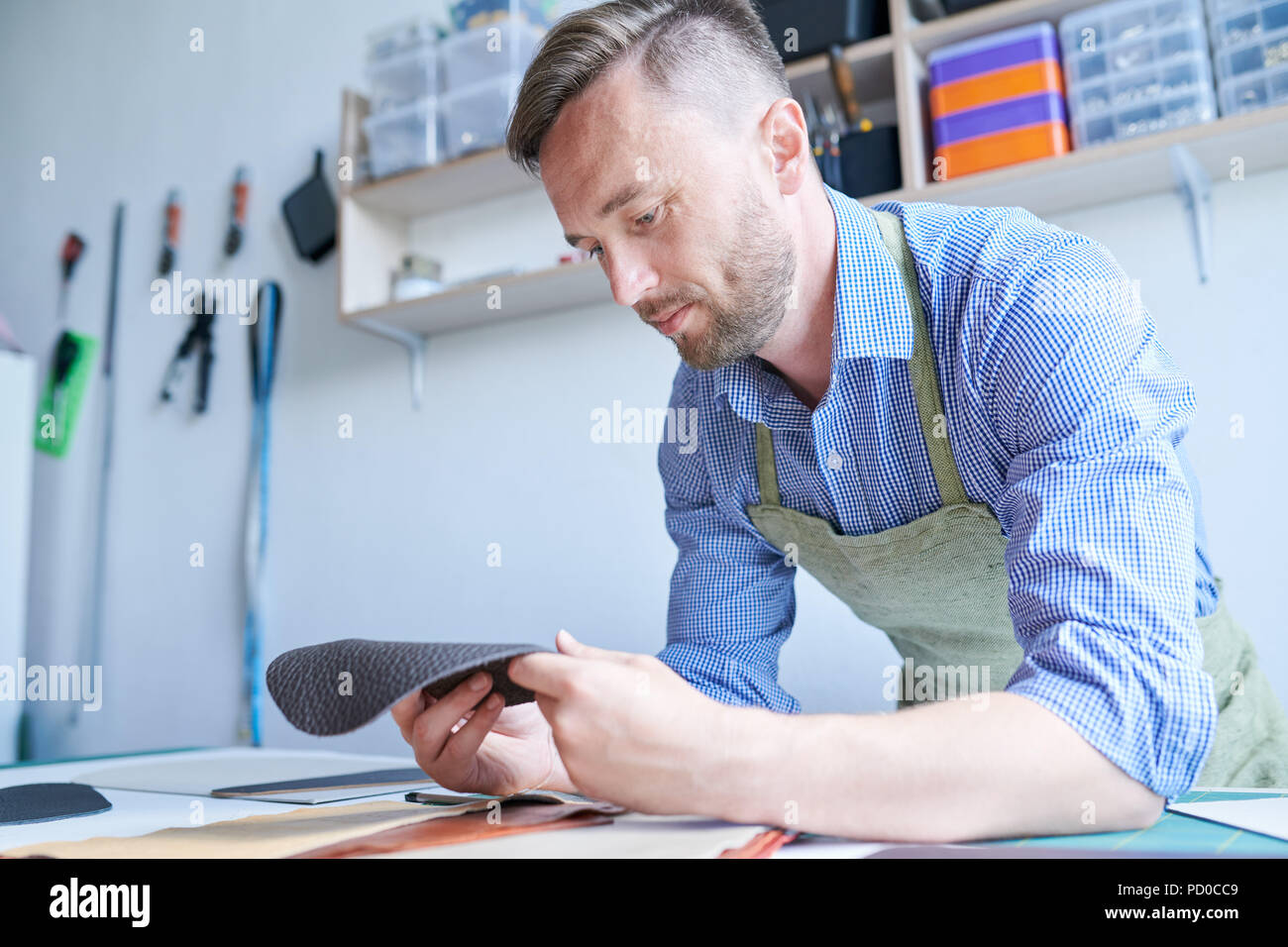 Sarto in officina Foto Stock