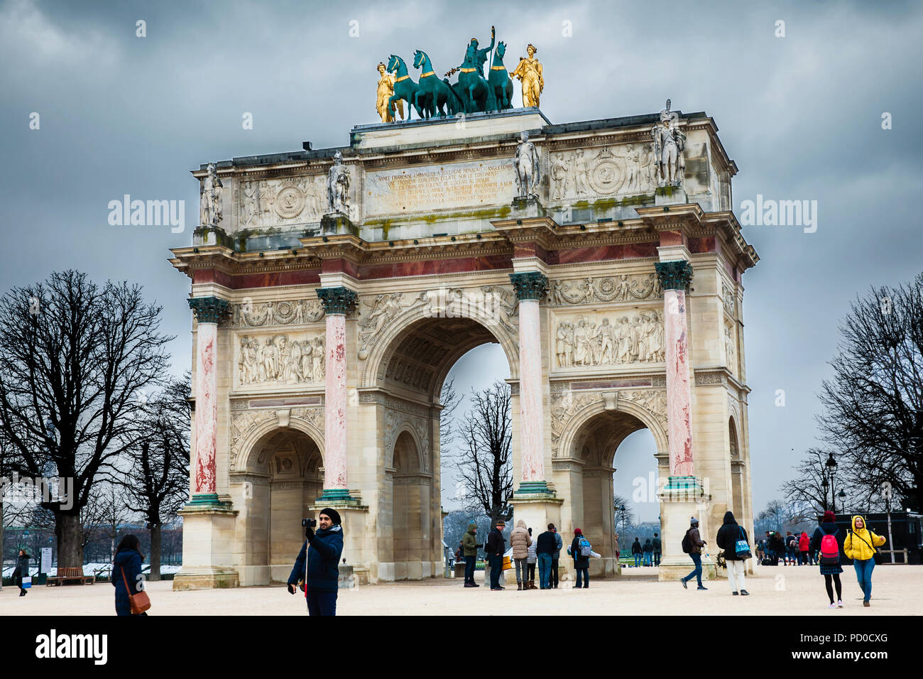 Parigi, Francia - Marzo 2018: turisti all'Arco di Trionfo in un gelido inverno giorno appena prima della primavera Foto Stock
