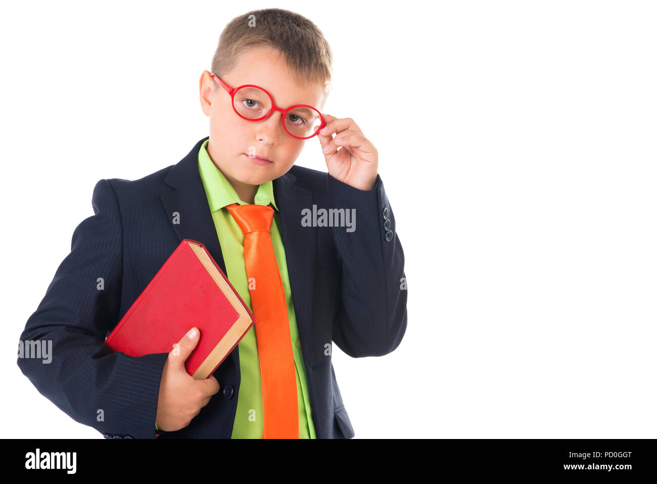 Ragazzo la lettura di un libro sete di conoscenza - isolato su uno sfondo bianco. Foto Stock