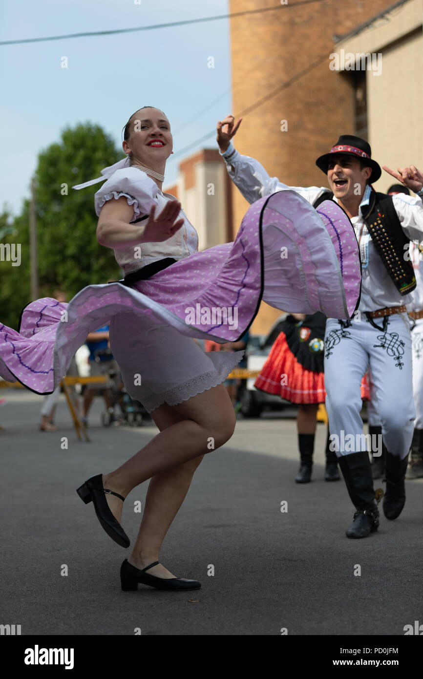 Merlano, Indiana, Stati Uniti d'America - 28 luglio 2018 Uomini e donne che indossano tradizionale abbigliamento slovacca eseguire tradizionali danze slovacca presso i pierogi Fest Foto Stock