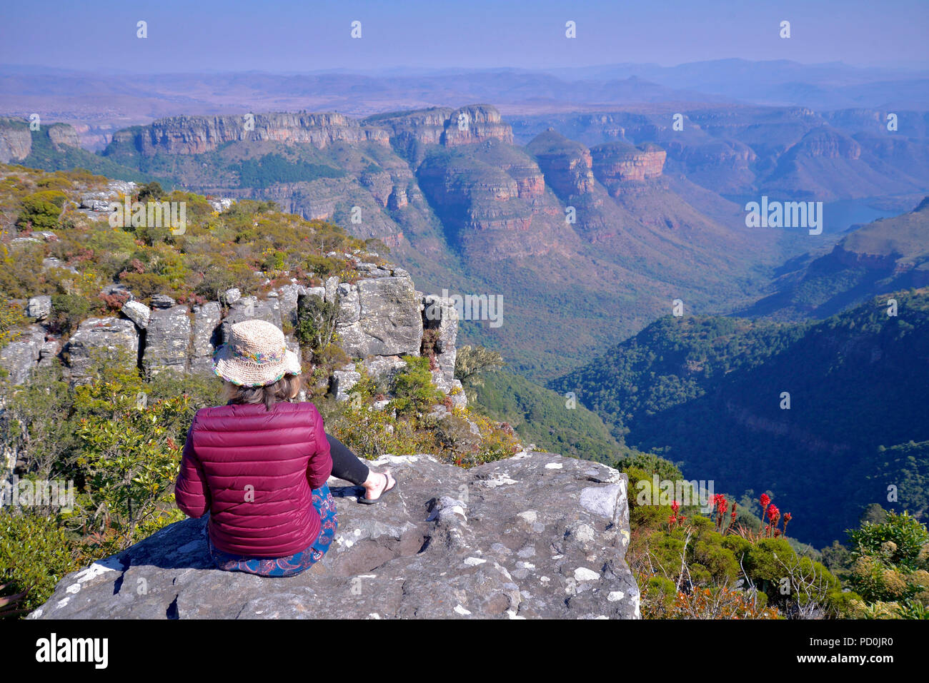 Sud Africa, una fantastica destinazione di viaggio per sperimentare e terzo e primo mondo insieme. Donna sulla mensola che si affaccia Blyderiver Canyon, Mpumalanga. Foto Stock