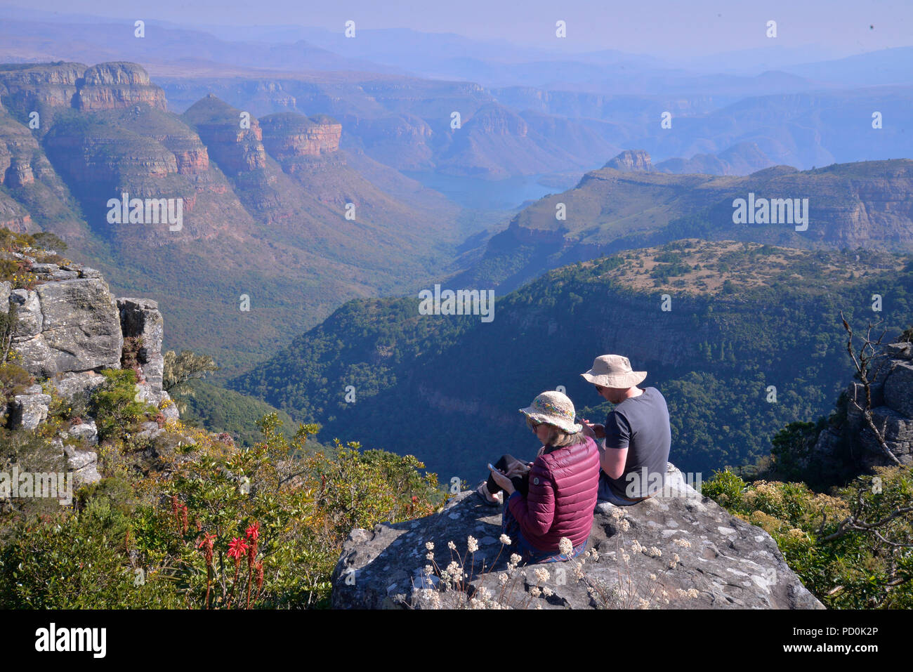 Sud Africa, una fantastica destinazione di viaggio per sperimentare e terzo e primo mondo. L uomo e la donna sulla mensola che si affaccia Blyderiver Canyon, Mpumalanga. Foto Stock