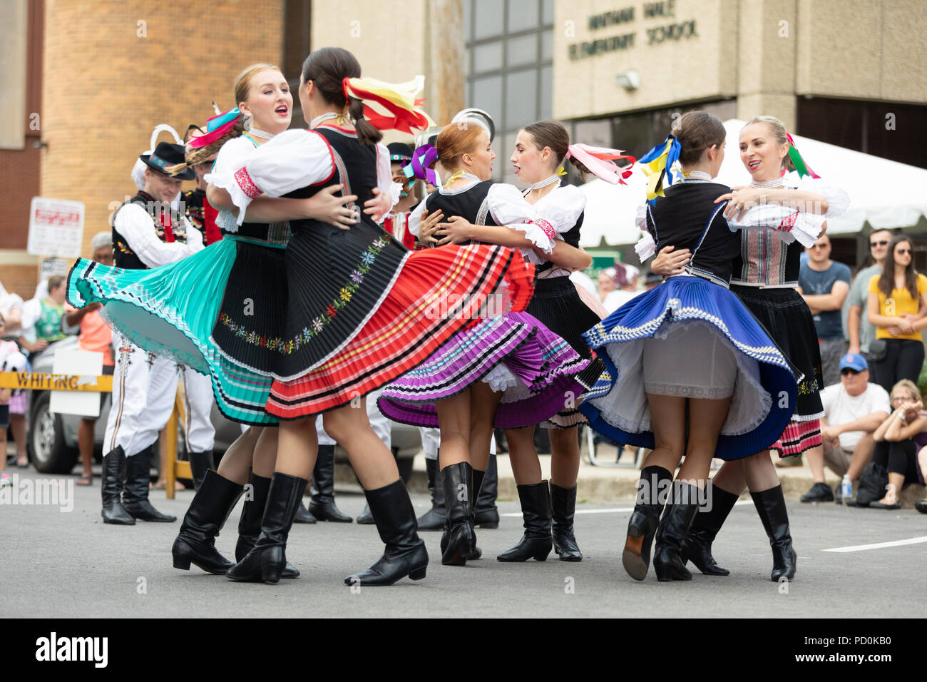 Merlano, Indiana, Stati Uniti d'America - 28 luglio 2018 Uomini e donne che indossano tradizionale abbigliamento slovacca eseguire tradizionali danze slovacca presso i pierogi Fest Foto Stock