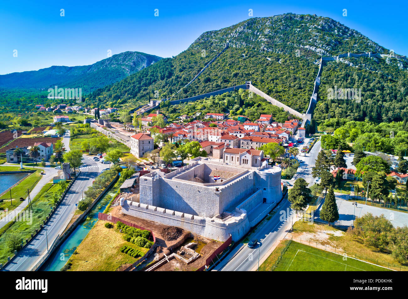 Città di Ston e pareti storiche vista aerea, la penisola di Peljesac, Dalmazia regione della Croazia Foto Stock