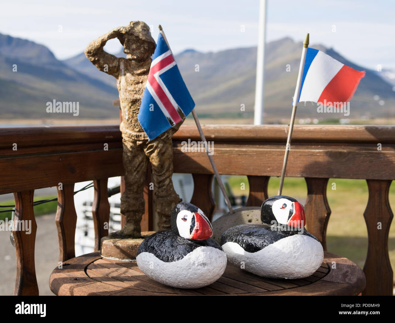 Islanda bandiera e la bandiera francese in Fáskrúðsfjörður, Est Islanda Foto Stock