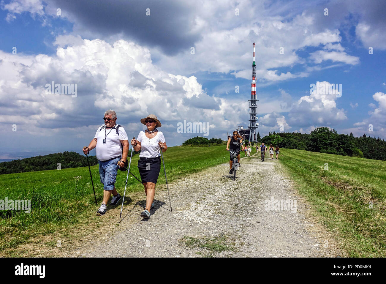 Anziani con bastoni da Nordic Walking su un sentiero di montagna, Velka Javorina, confine con la Slovacchia ceca, stile di vita sano anziani cechi Foto Stock