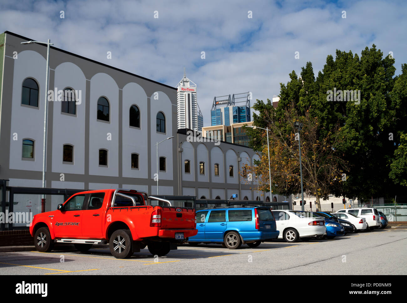 Parcheggio auto di fronte ad un edificio, Melbourne street, a Perth, Western Australia, Australia Foto Stock