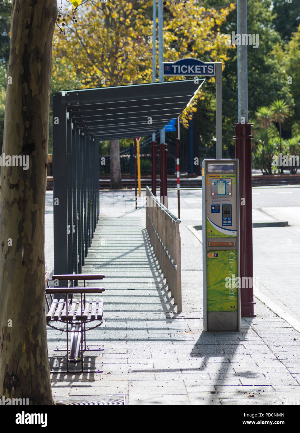Busstop con ticket machine, Melbourne Street, Northbridge a Perth, Wester Australia, Australia Foto Stock