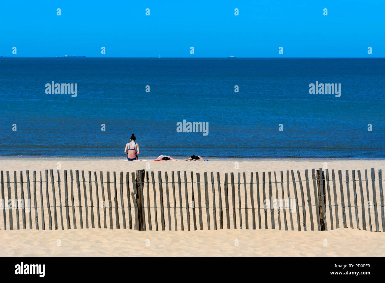 Prendere il sole sulla spiaggia a Chatelaillon Plage vicino a La Rochelle nel dipartimento della Charente-Maritime del sud-ovest della Francia. Foto Stock