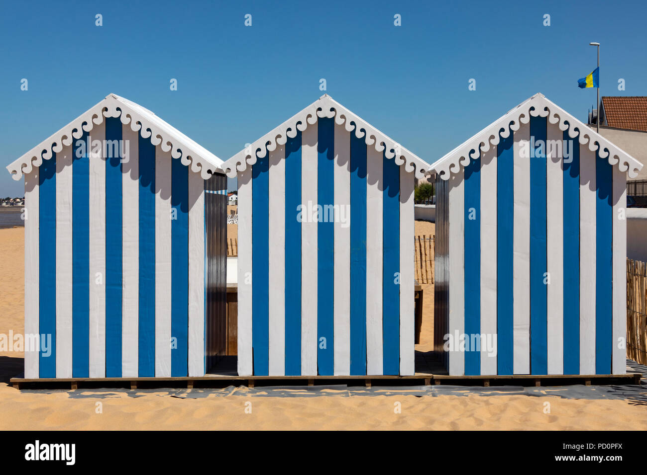 Cabine sulla spiaggia, a Chatelaillon Plage vicino a La Rochelle nel dipartimento della Charente-Maritime del sud-ovest della Francia. Foto Stock