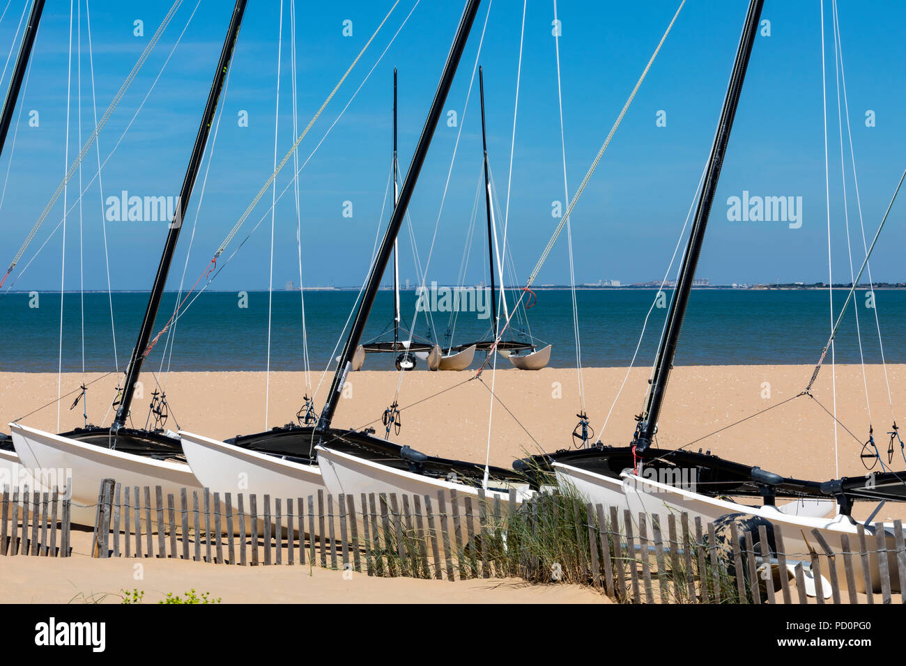 Barche sulla spiaggia a Chatelaillon Plage vicino a La Rochelle nel dipartimento della Charente-Maritime del sud-ovest della Francia. Foto Stock