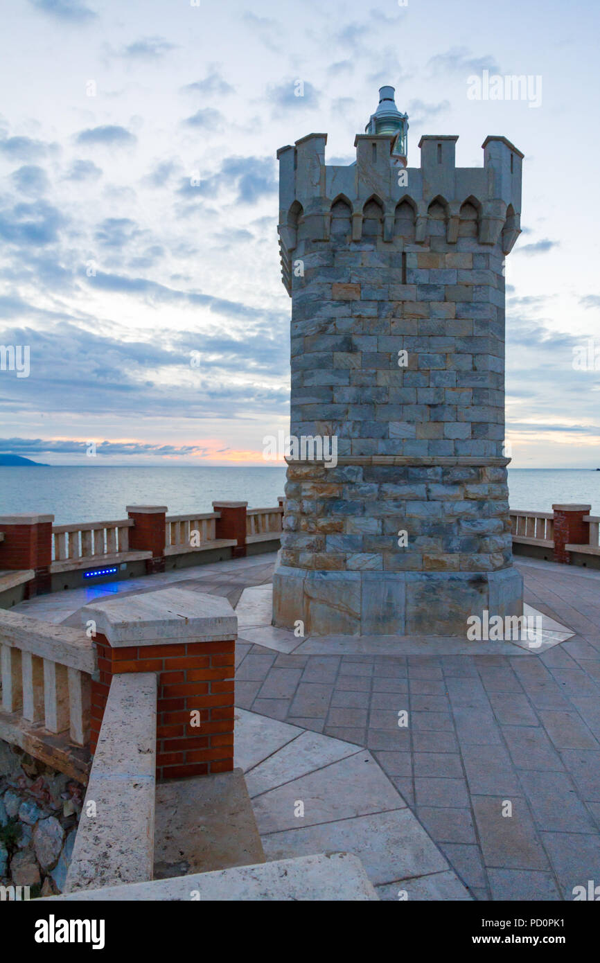 La Rocchetta Lighthause in piazza Bovio, Piombino, Italia, al tramonto Foto Stock