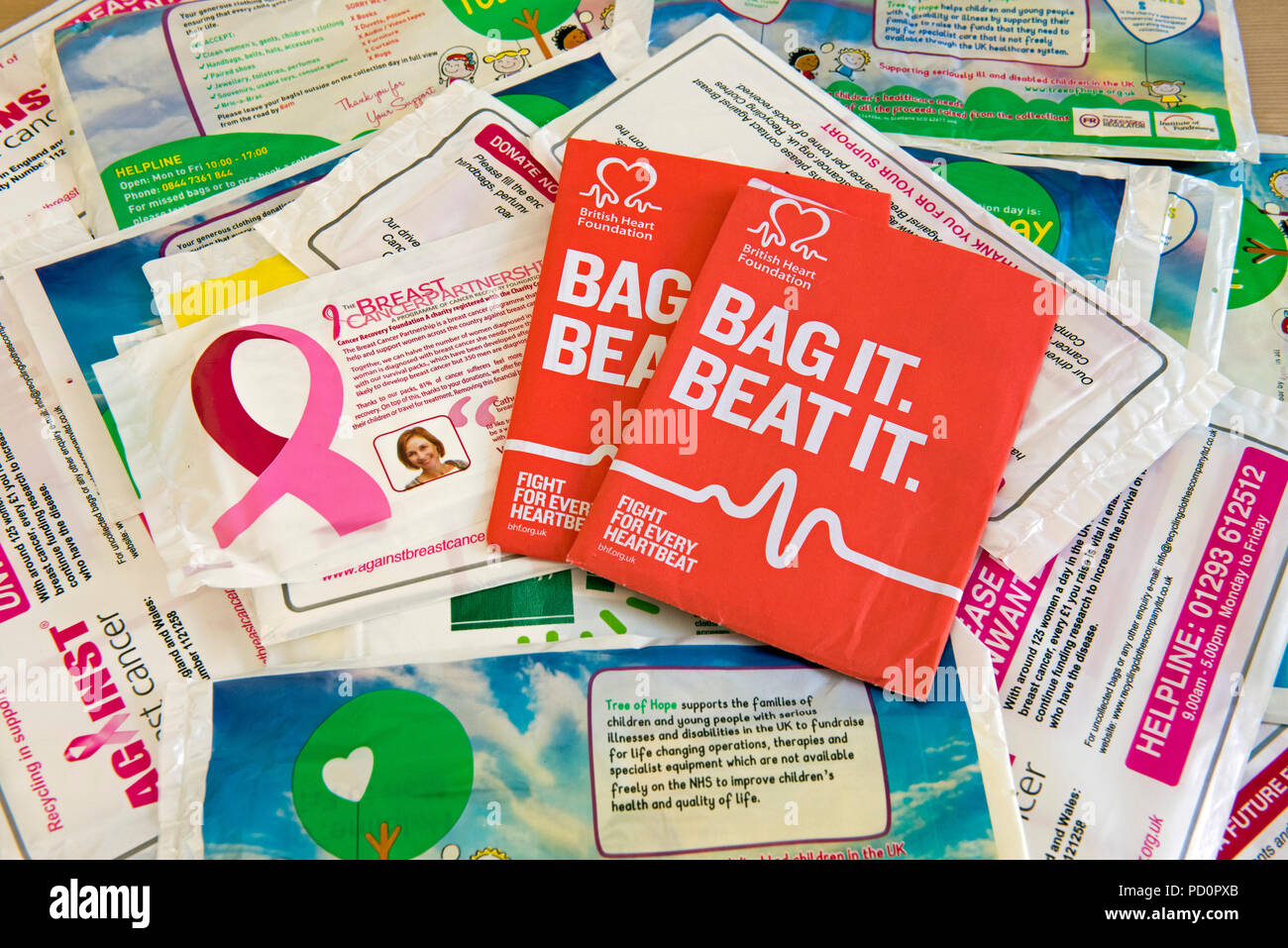 Selezione di carità raccolta di sacchetti di plastica per riciclare i vestiti indesiderati. London Borough di Islington, England, Regno Unito Foto Stock