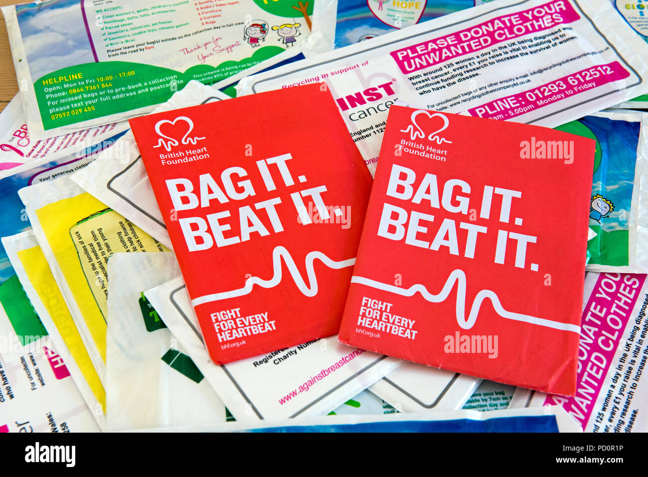 Selezione di carità raccolta di sacchetti di plastica per riciclare i vestiti indesiderati. London Borough di Islington, England, Regno Unito Regno Unito Foto Stock