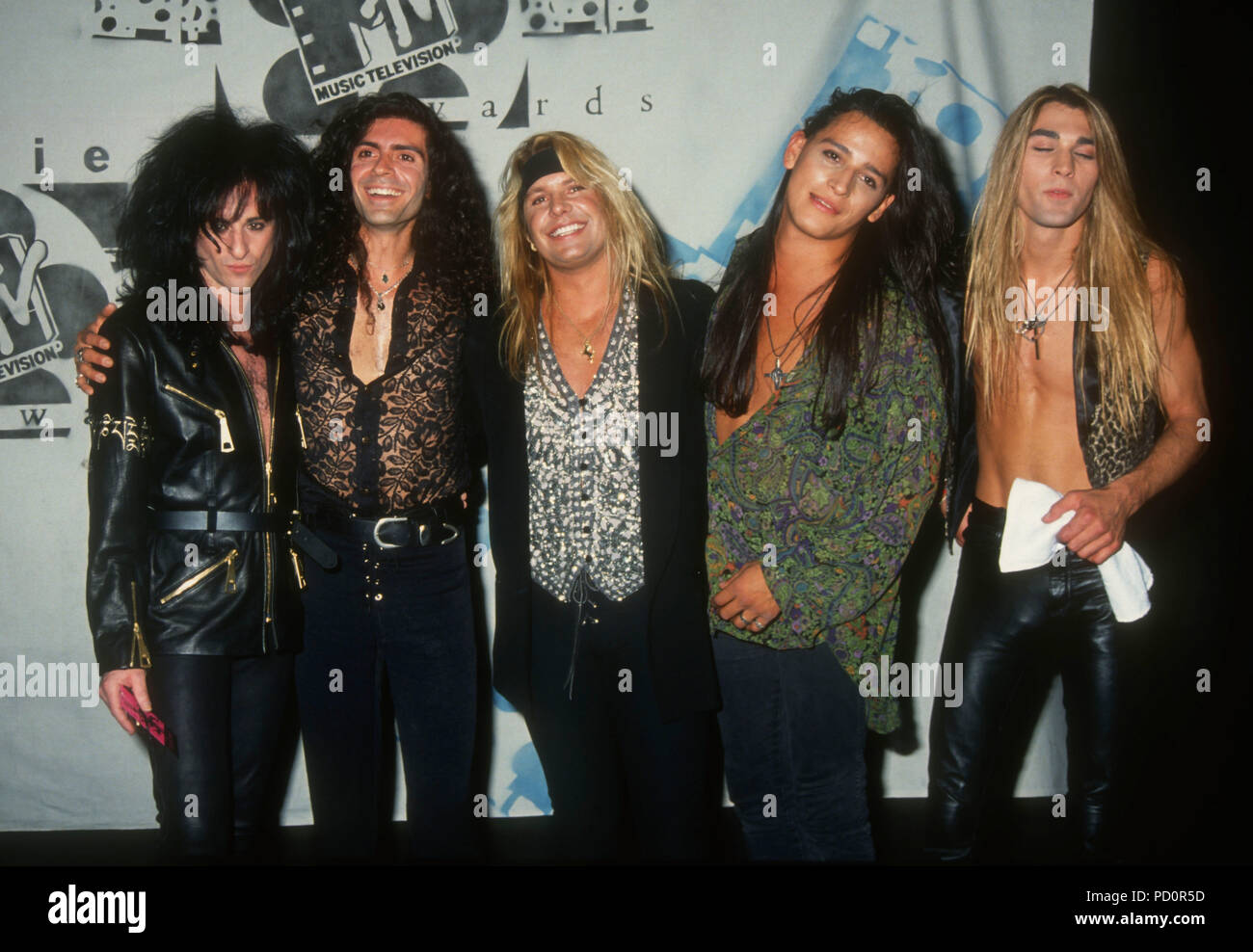 BURBANK, CA - 5 giugno: (L-R) musicisti Steve Stevens, Phil Soussan, Vince Neil, Robbie gru e Vik Foxx frequentare la prima relazione annuale di MTV Movie Awards il 5 giugno 1992 presso il Walt Disney Studios di Burbank, in California. Foto di Barry re/Alamy Stock Photo Foto Stock