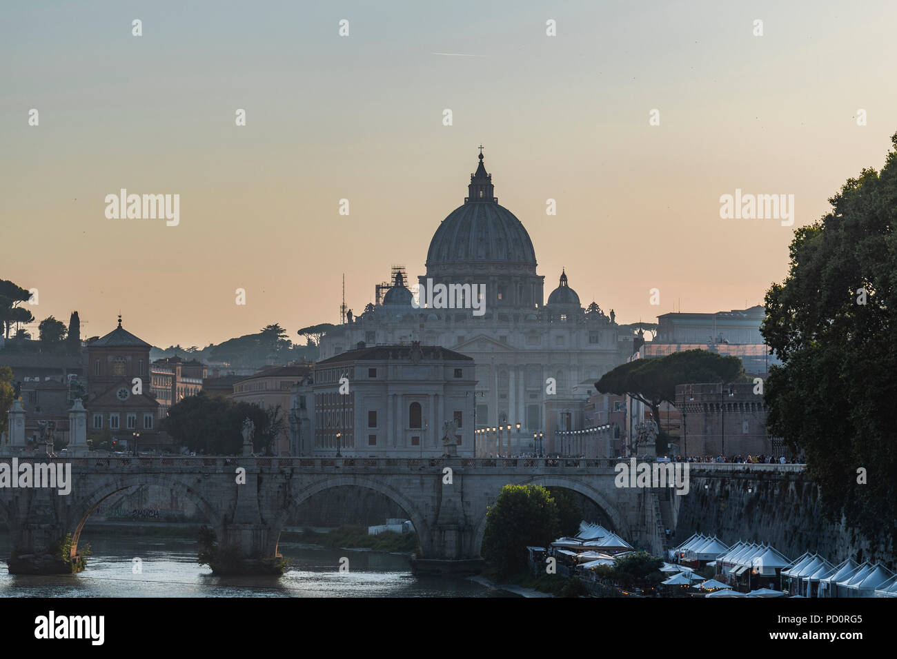 Città del Vaticano vista da Umberto I bridge al tramonto / vista del Vaticano dal Ponte Umberto I al tramonto. Roma, Italia Foto Stock