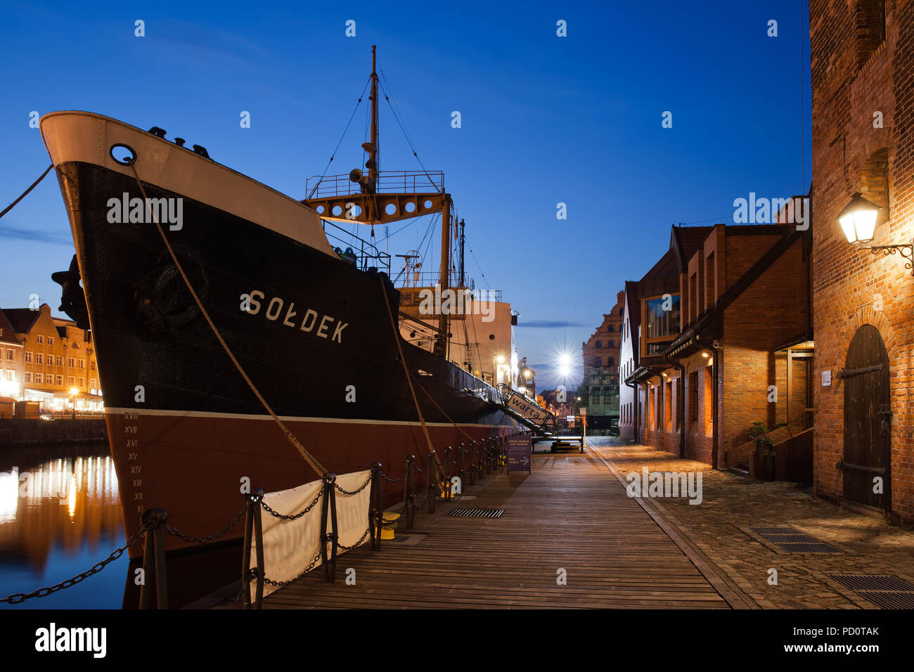 SS Soldek Nave (Museo Nazionale Marittimo), ex del carbone e del minerale sul cargo Riverside Quay di notte nella città di Gdansk in Polonia Foto Stock