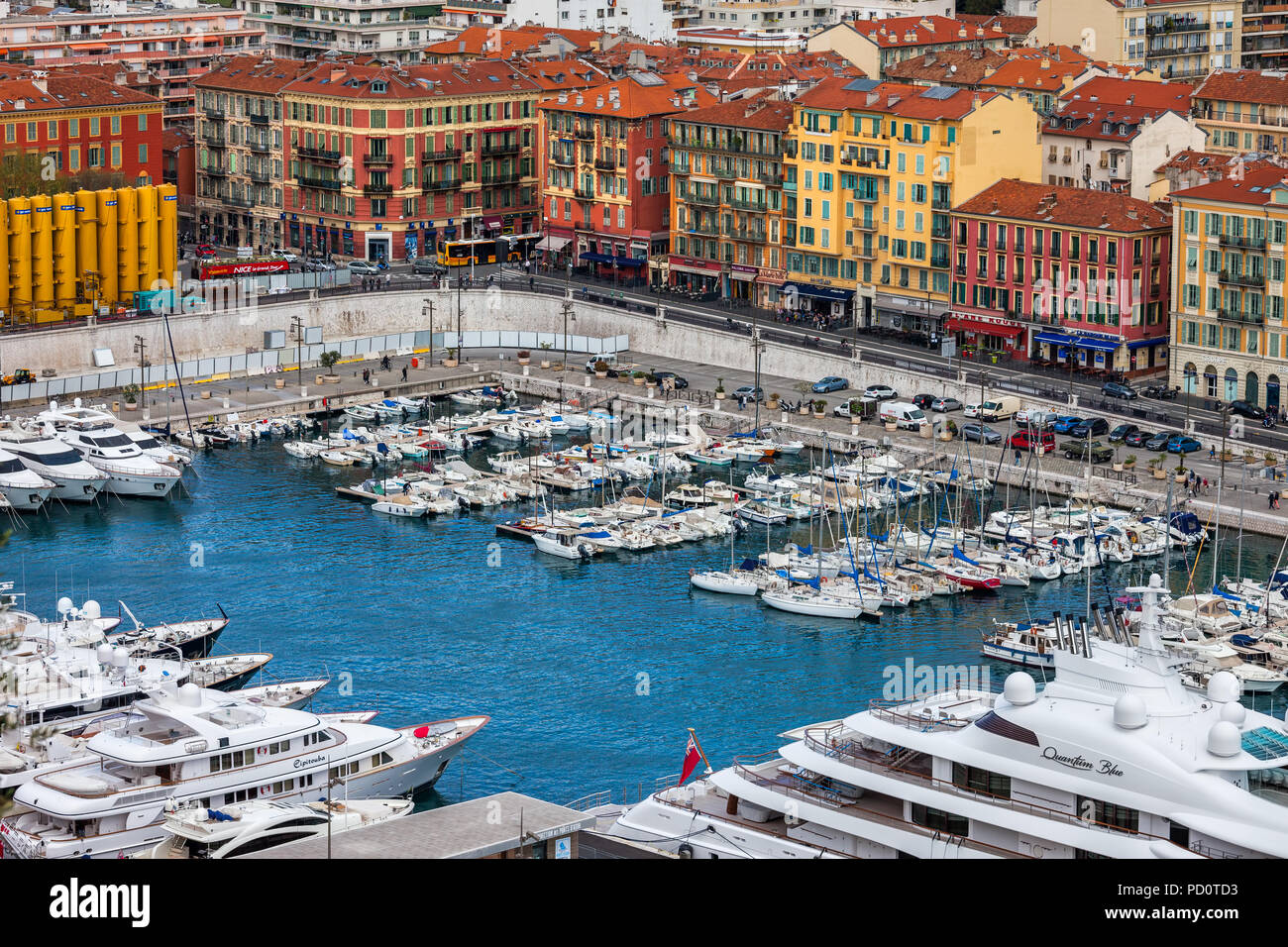 Città di Nizza in Francia, gli edifici colorati, yacht e barche a vela a Porto Lympia sulla Costa Azzurra Foto Stock