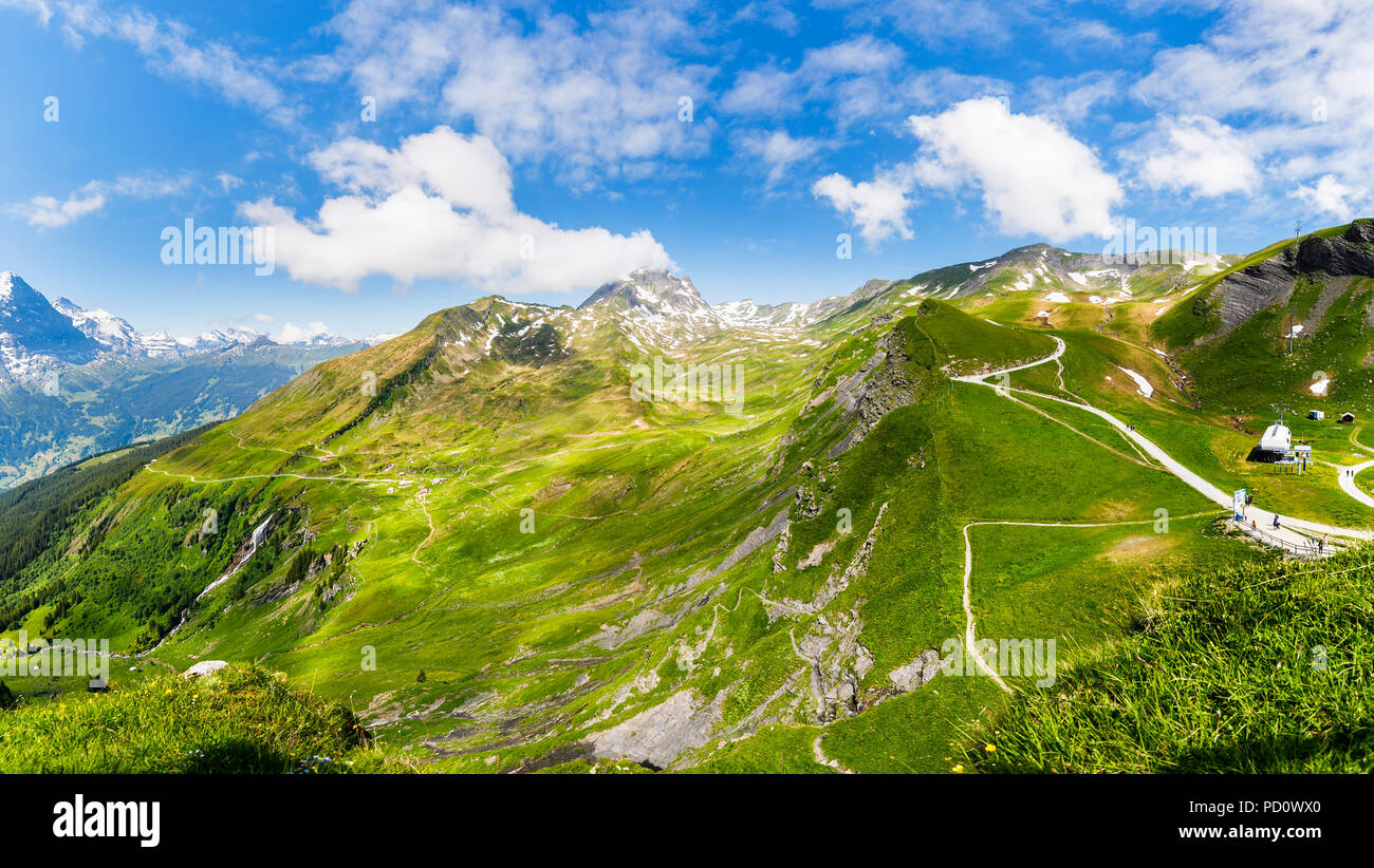 Vista panoramica sulla montagna Faulhorn e Bachlager cade dal Grindelwald-First nella regione di Jungfrau dell Oberland Bernese, Alpi, Svizzera Foto Stock