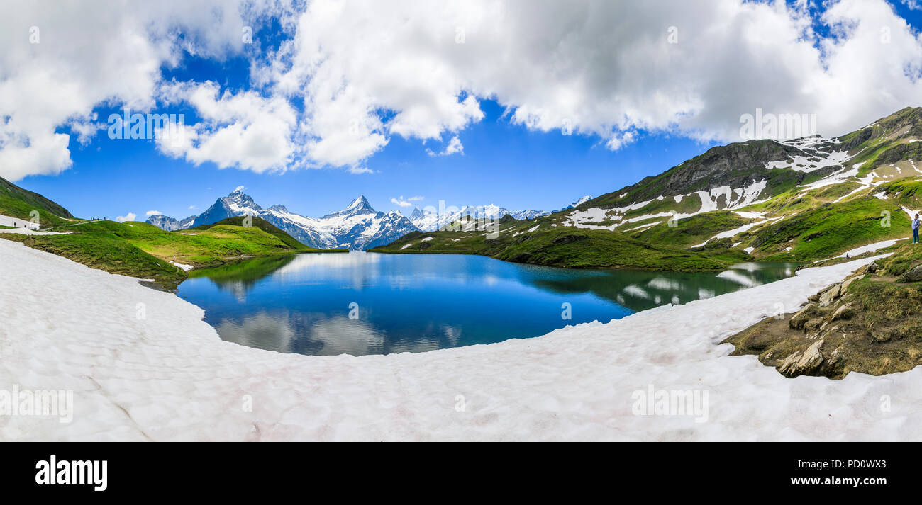 Lago Bachalpsee nelle montagne innevate, Gridelwald-First nella regione di Jungfrau dell Oberland Bernese, Alpi, Svizzera, guardando verso la gamma Eiger Foto Stock
