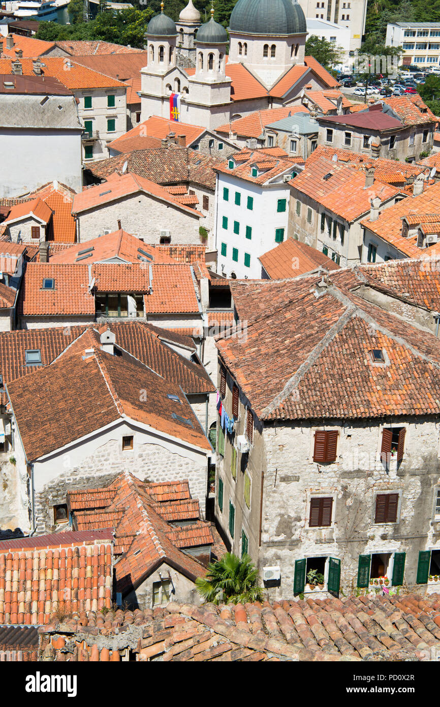 Rosso di piastrelle in argilla tetti della città vecchia, Kotor, Montenegro, 2018 Foto Stock