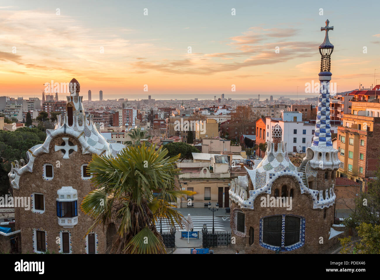Sunrise vista del Parco Guell progettato da Antoni Gaudi, Barcelona, Spagna. Foto Stock