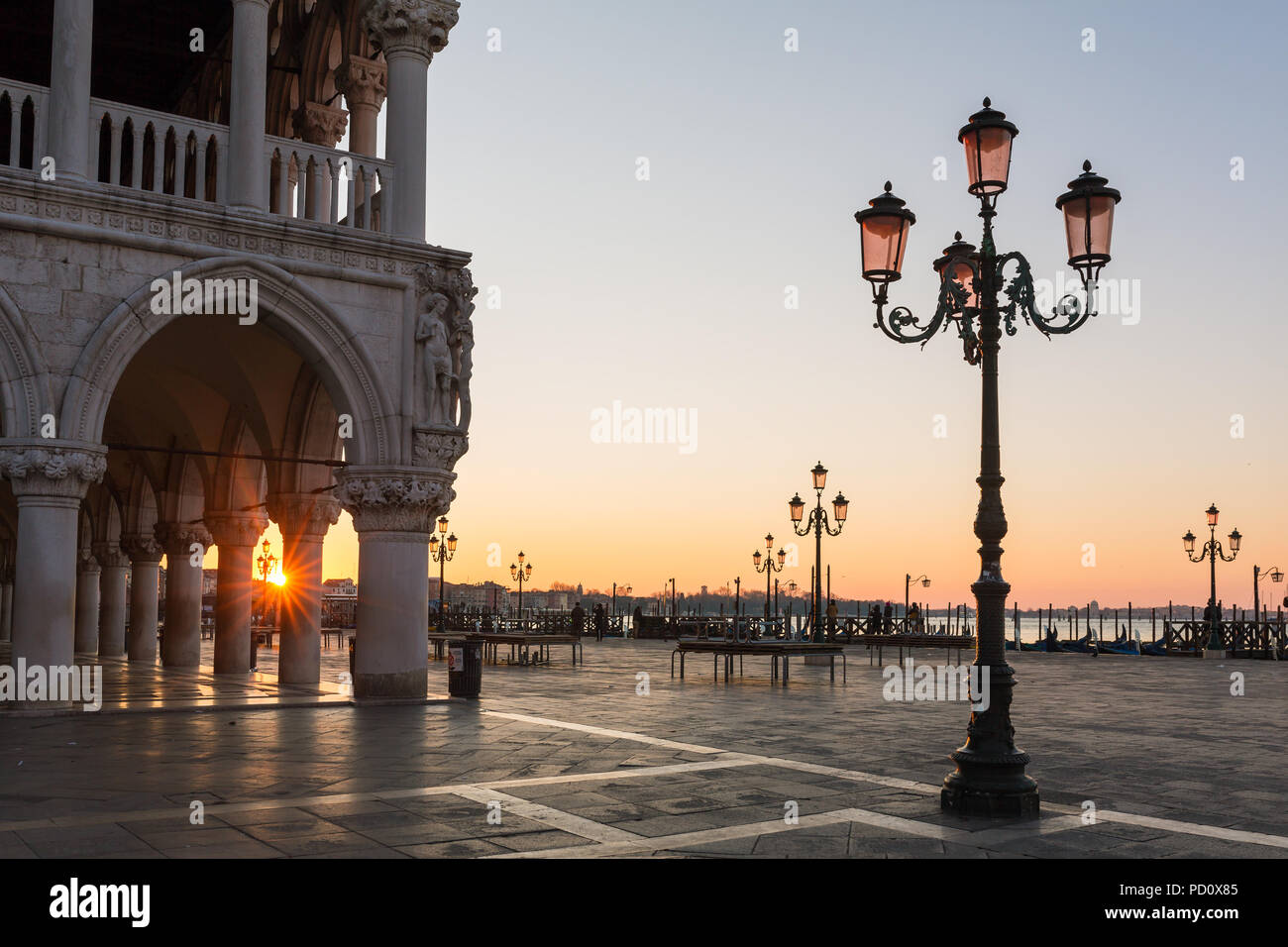 Bellissimo Palazzo dei Dogi sulla piazza San Marco a sunrise a Venezia, Italia Foto Stock