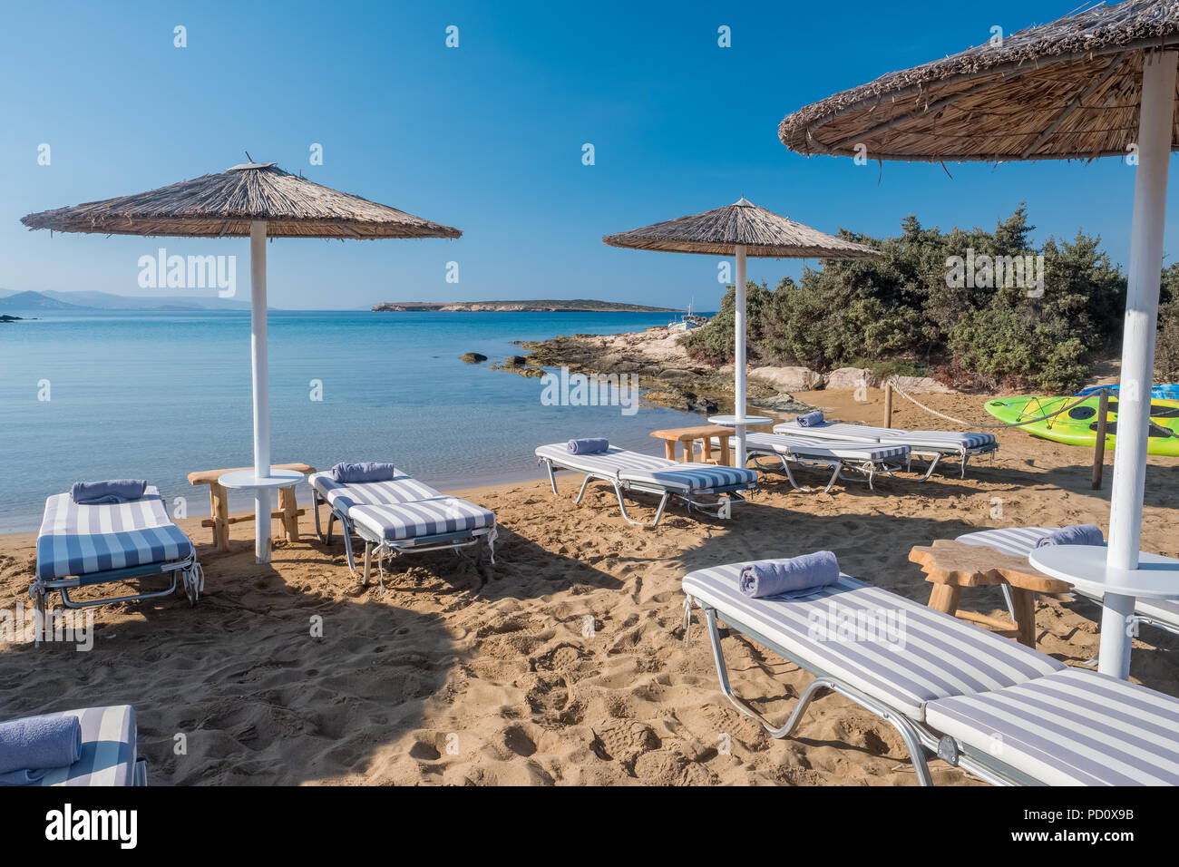Ombrelloni con lettini per prendere il sole sulla sabbia bellissima  spiaggia di Santa Maria con acqua del mare turchese, isola di Paros, Grecia  Foto stock - Alamy