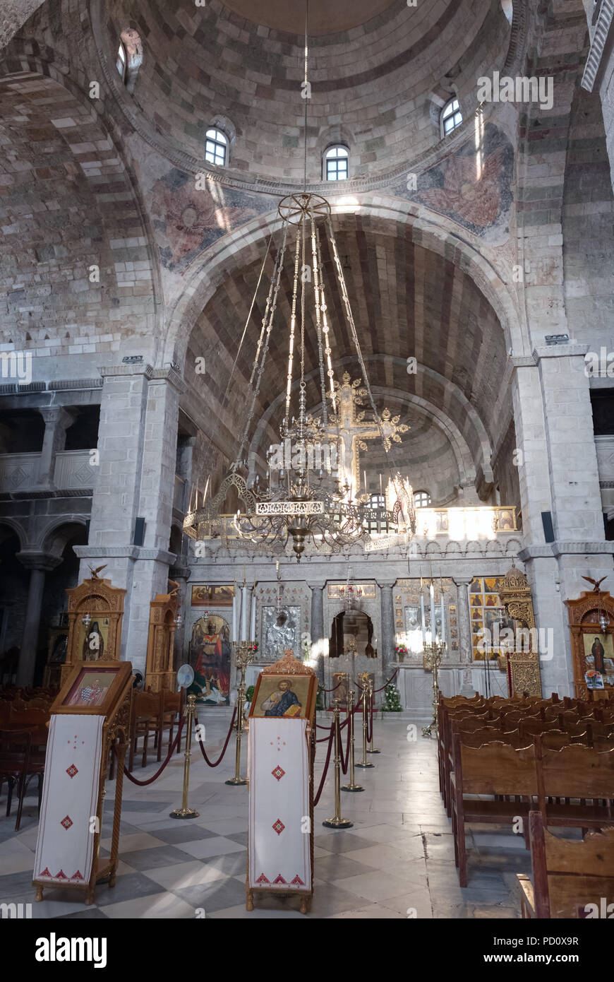 Parikia, Grecia - 4 Giugno 2018: interni di Panagia Ekatontapyliani o chiesa di 100 sportelli. Si tratta di un famoso storico chiesa bizantina complesso in Pariki Foto Stock