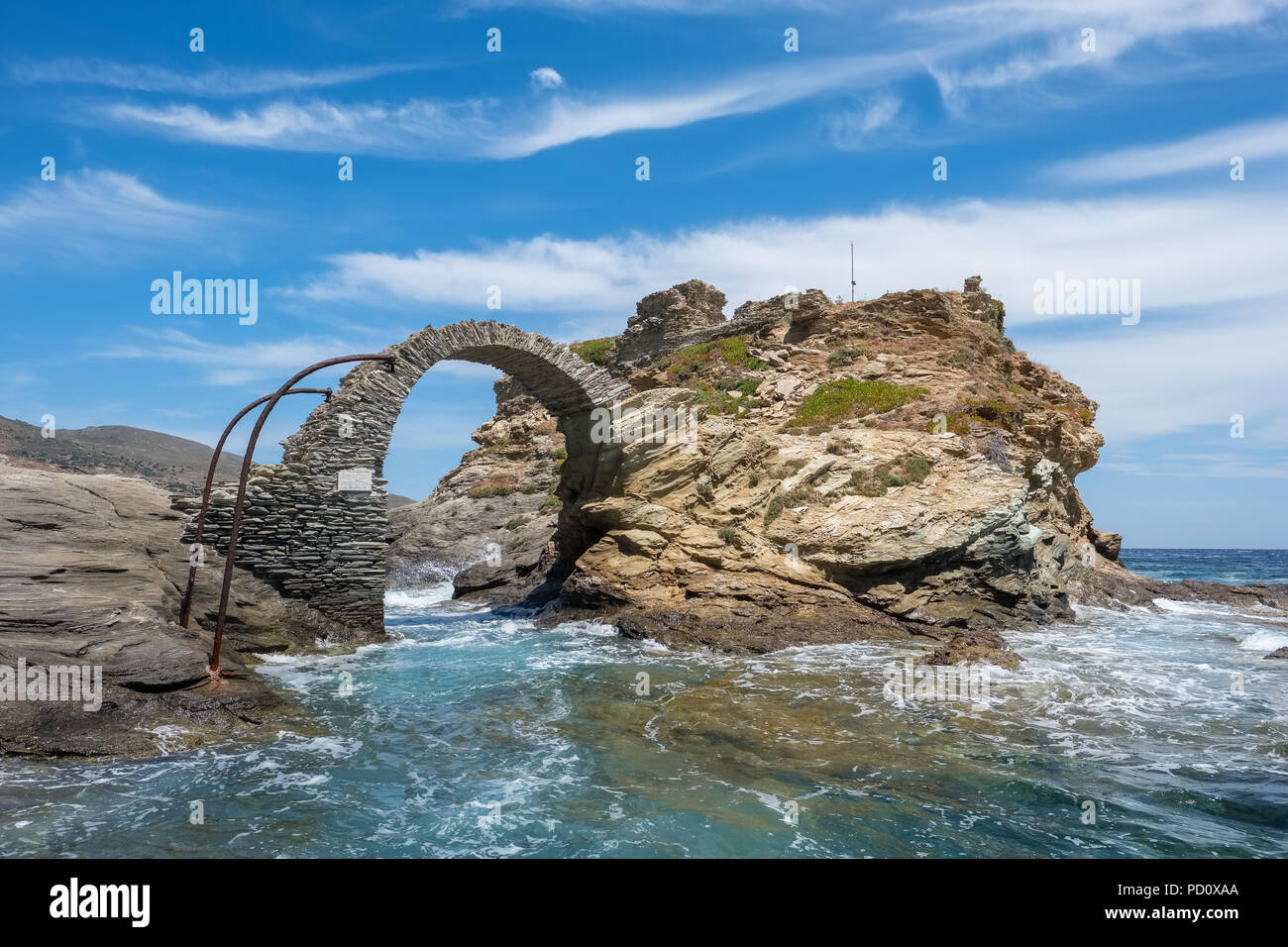 Ad arco antico ponte in pietra nella splendida cittadina di Chora sull'isola di Andros, Cicladi Grecia Foto Stock