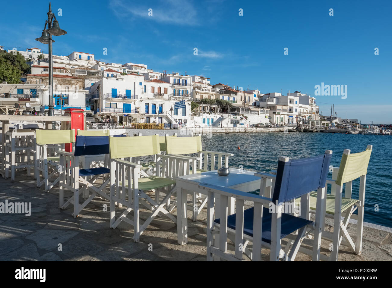 Batsi pittoresco villaggio sull'isola di Andros, Cicladi Grecia Foto Stock