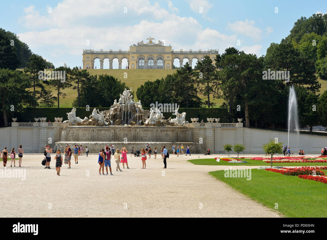 Gloriette nei giardini di Schönbrunn a Vienna con i visitatori - Austria. Foto Stock