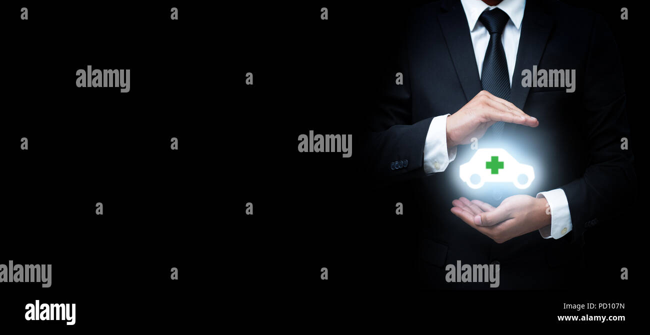 Auto (automobile) assicurazione e la rinuncia a danni da collisione concetti. Assicuratore (agente di assicurazione) con gesto protettivo e l'icona di un'auto. Concetto di insur Foto Stock