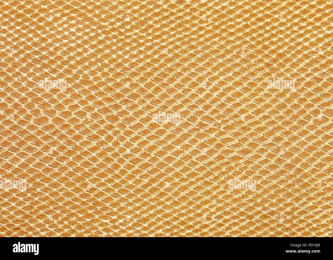 Sfondo dorato di scale simile a snakeskin con forme romboidali Foto Stock