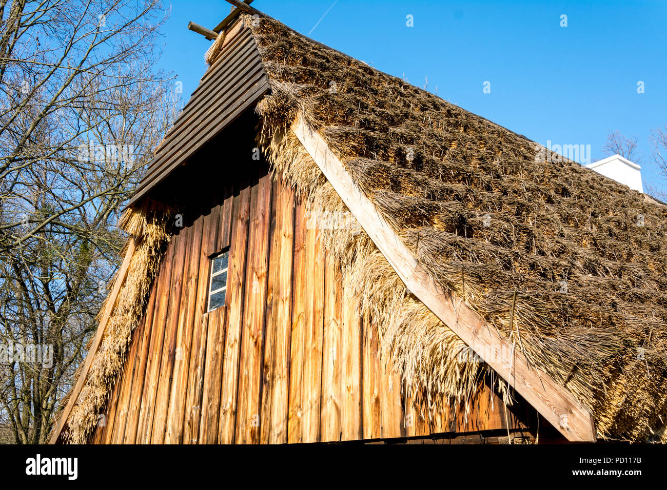 La tecnologia antica di posa di tetti di paglia Foto Stock