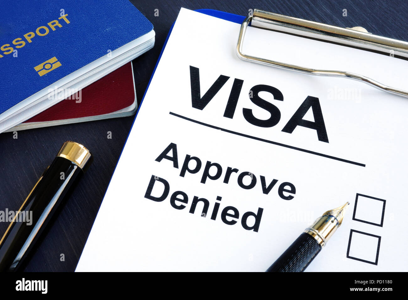 Visa approvare o negare e passaporto. L'immigrazione. Foto Stock