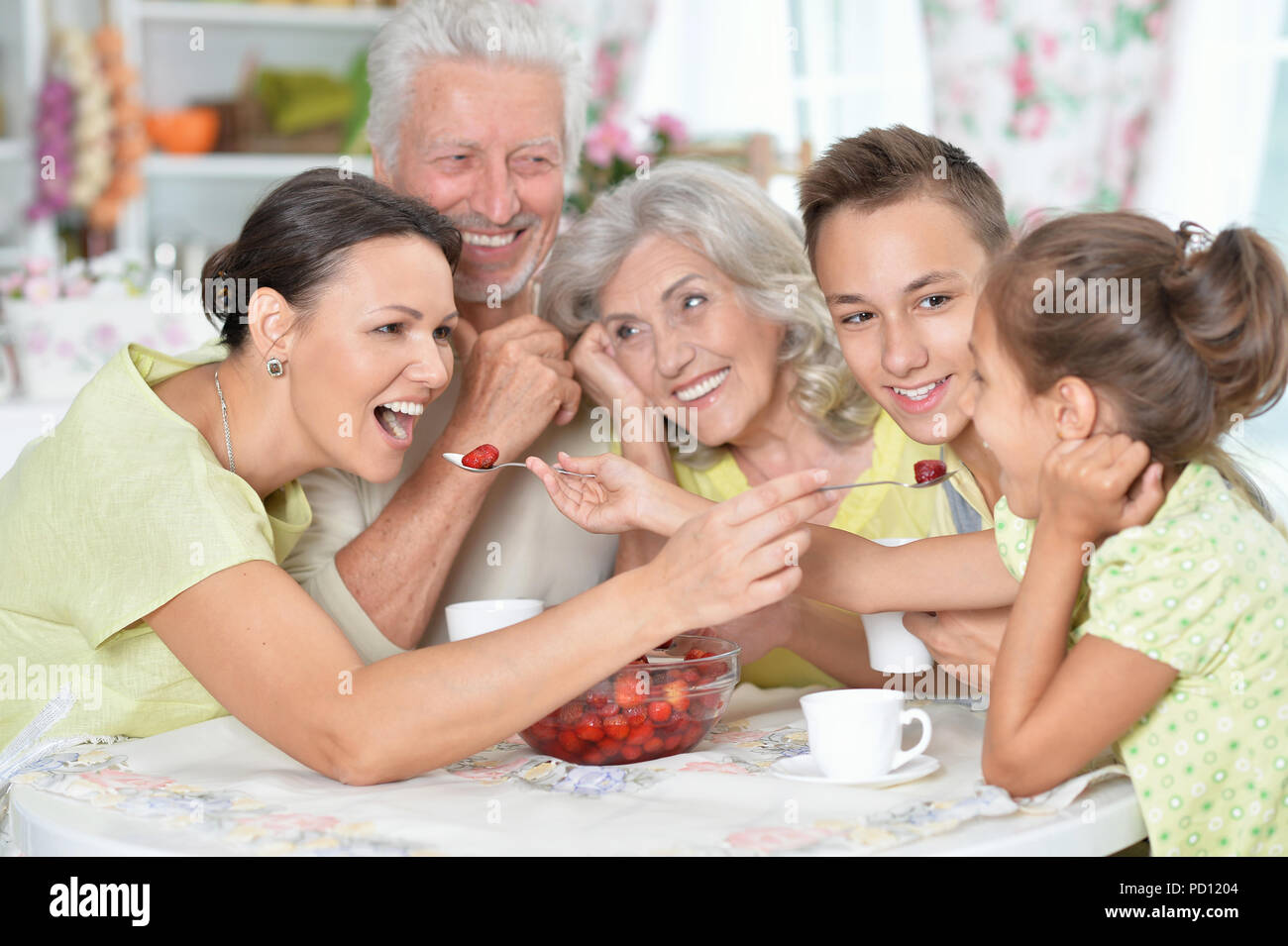 Grande famiglia felice di mangiare Foto Stock