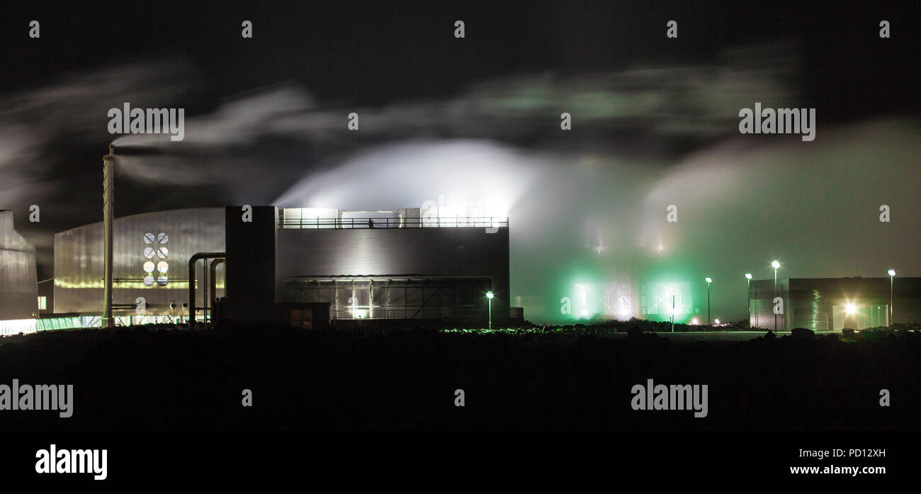 Impianto di energia di notte, Islanda Foto Stock