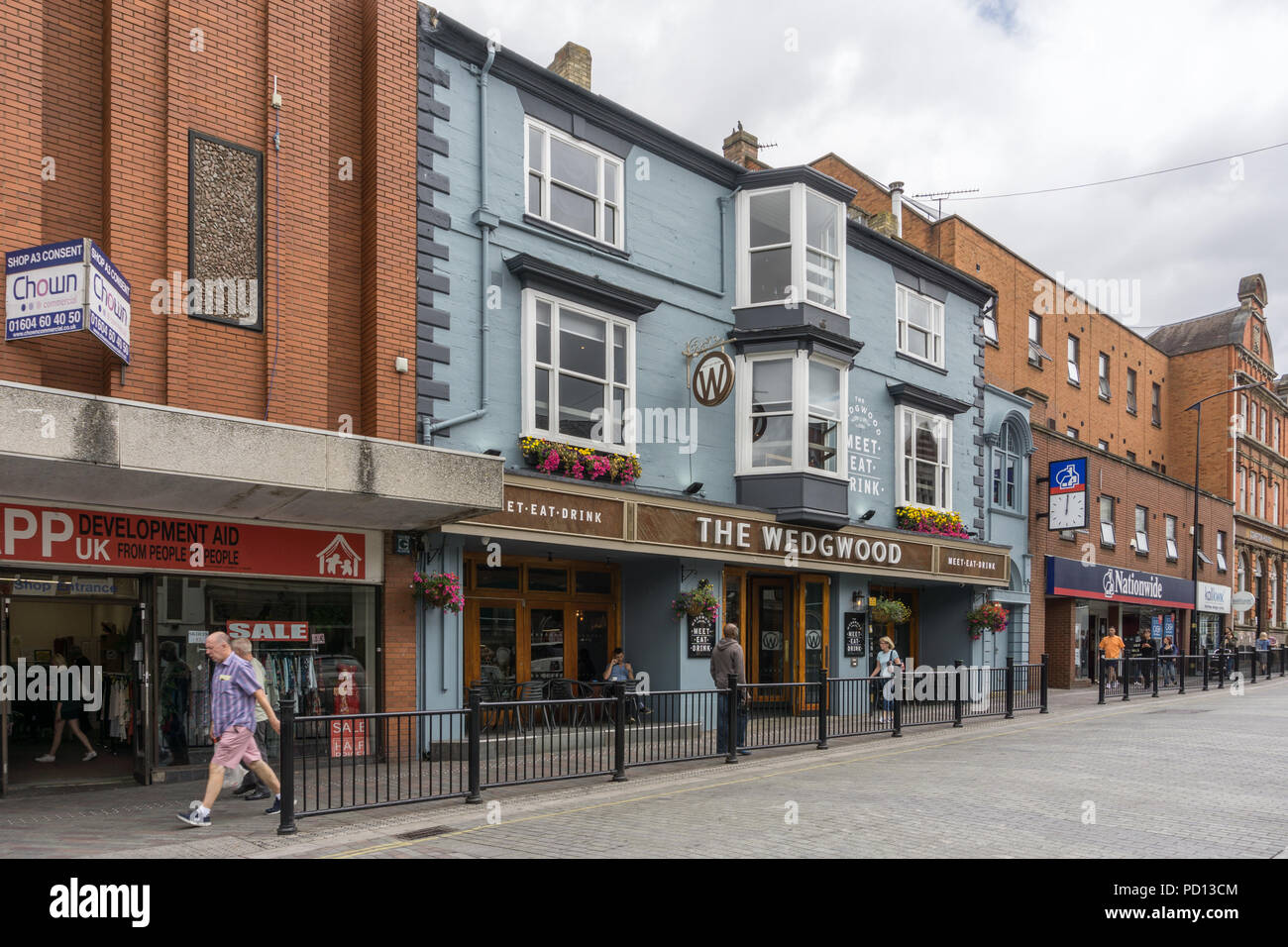Unità di vendita al dettaglio su Abington Street, la principale arteria del centro città, Northampton, Regno Unito. Foto Stock