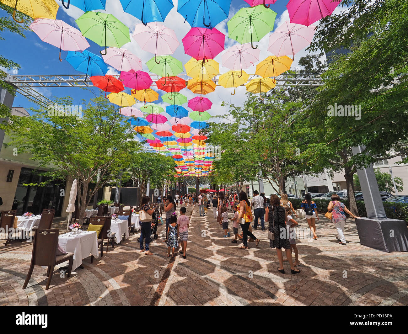 Ombrello Sky in Coral Gables, Florida, un comune progetto artistico la città di Coral Gables e la società portoghese Sextafeira. Foto Stock