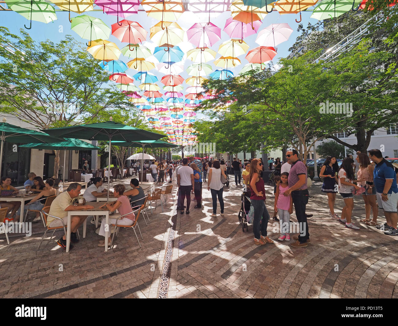 Ombrello Sky in Coral Gables, Florida, un comune progetto artistico la città di Coral Gables e la società portoghese Sextafeira. Foto Stock