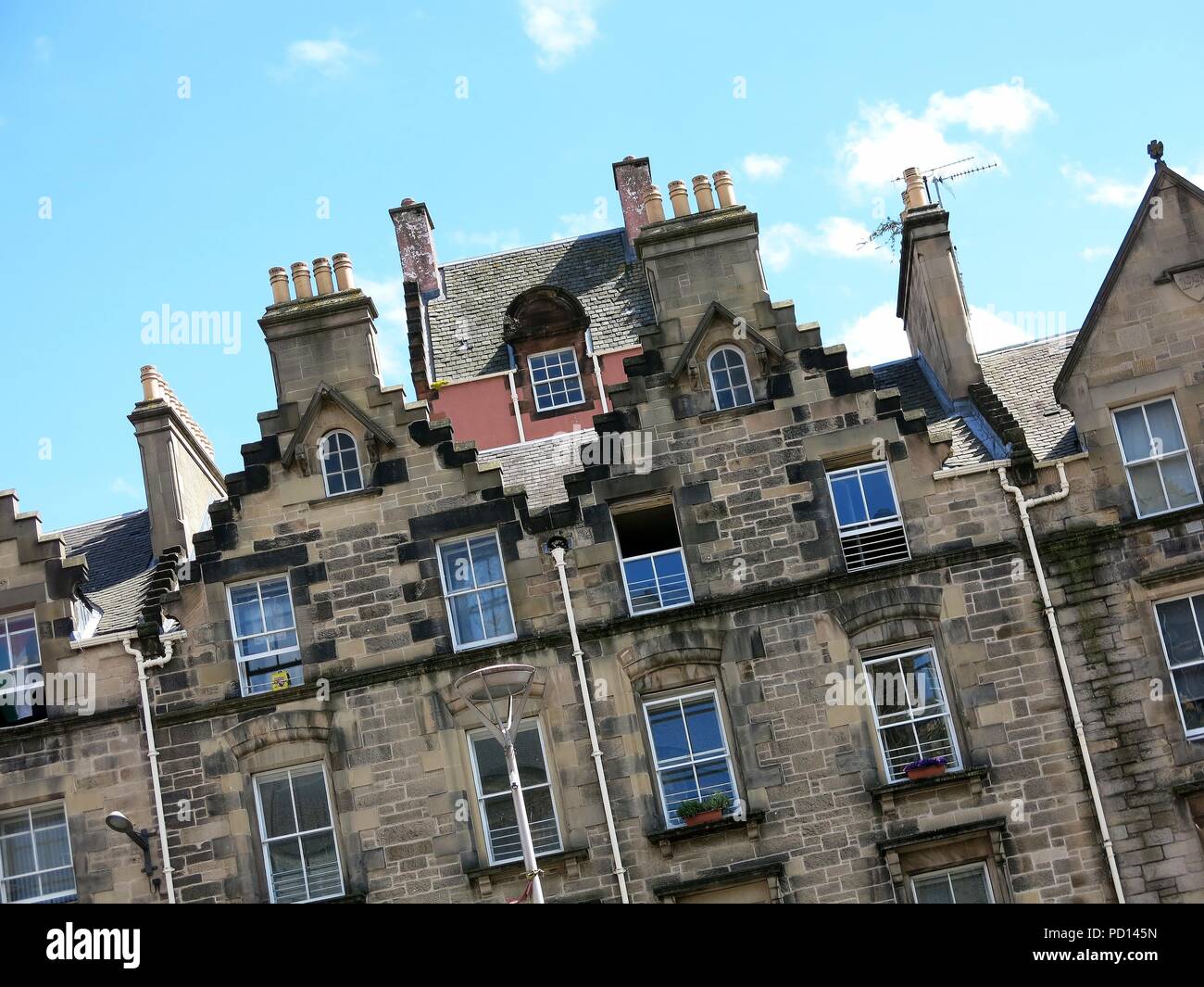 Fila di edifici, Edimburgo, Scozia. Foto Stock