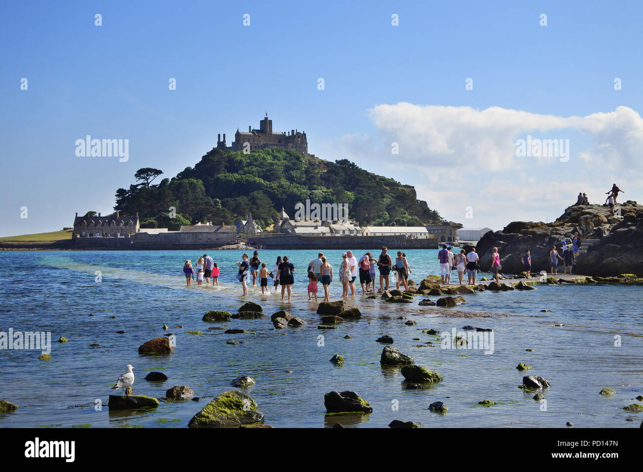 I turisti in attesa per la causeway per aprire in una giornata di sole, St. Michael's Mount, Cornwall, Regno Unito - Giovanni Gollop Foto Stock