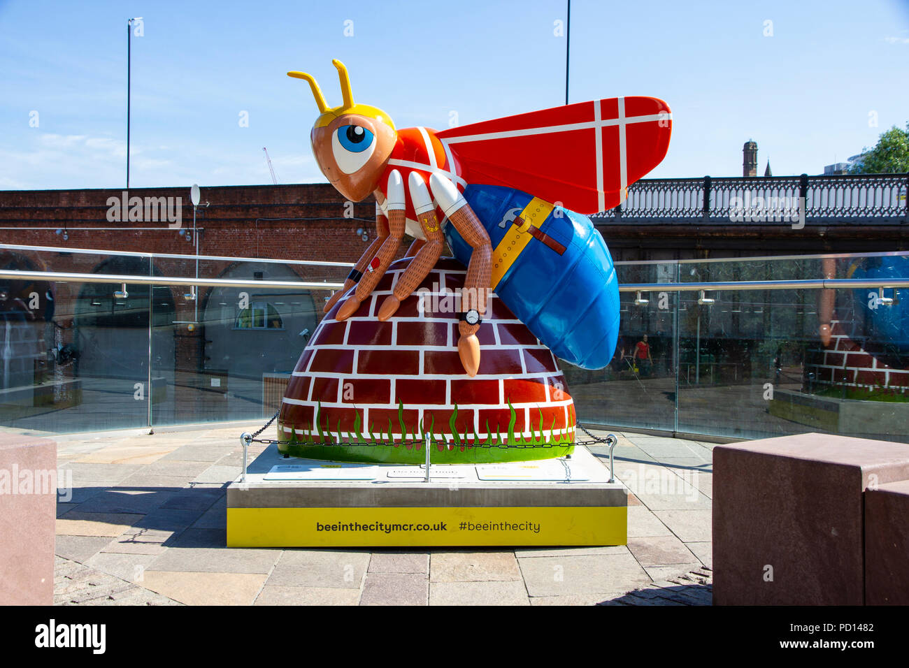 Workee - Nicki McCubbing. Bee nella città, arte pubblica evento nella città di Manchester. Oltre 100 api su un libero e per il divertimento di tutta la famiglia trail. Foto Stock