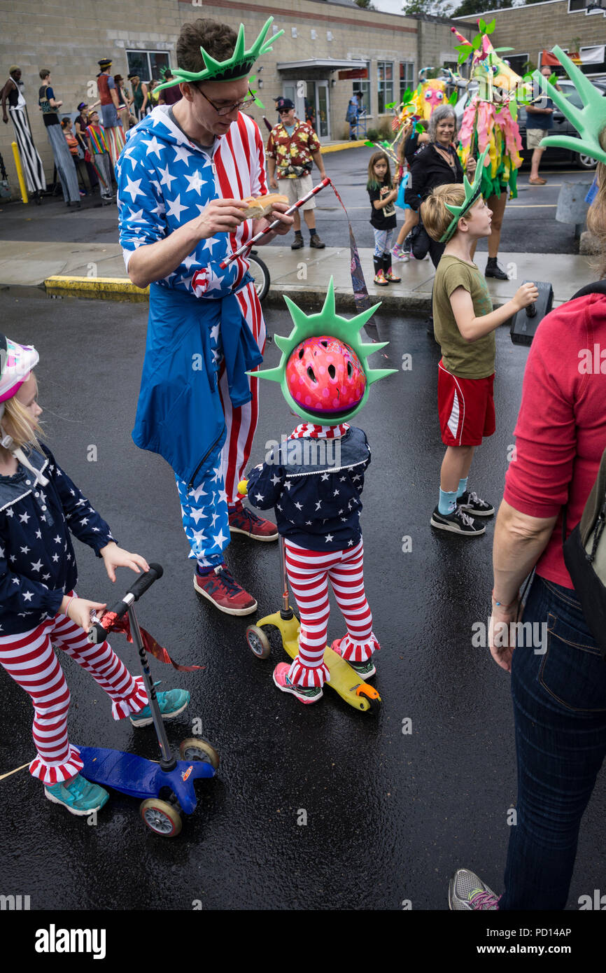 HONK!, noto anche come HONK! Fest è un festival di attivista le bande di strada che si tengono annualmente in Columbus day weekend a Somerville, Massachusetts. Foto Stock HONK!, noto anche come HONK! Fest è un festival di attivista le bande di strada che si tengono annualmente in Columbus day weekend a Somerville, Massachusetts. Foto Stock